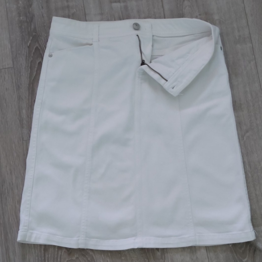 White denim Izod skirt